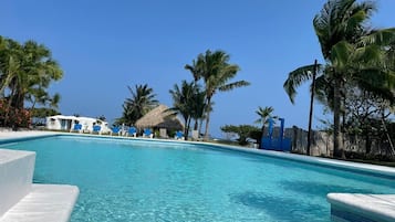 室外游泳池,08:00 至 22:00 开放,池畔遮阳伞