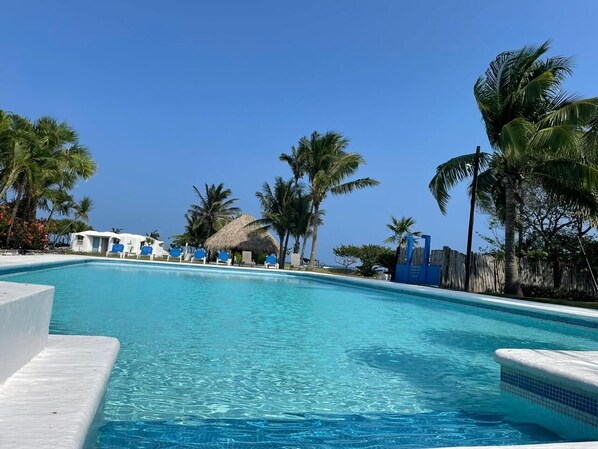 Una piscina al aire libre (de 08:00 a 22:00), sombrillas