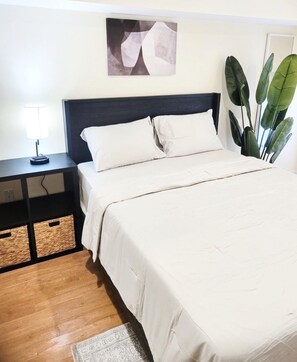 2 bedrooms, iron/ironing board, free WiFi, bed sheets - Entire 2-Bedroom Apartment - Centrally Located (Baltimore)