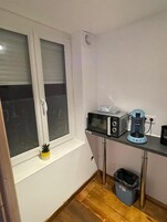 Refrigerador, microondas, placa de cocina