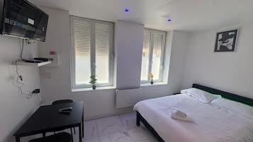 Bureau, espace de travail pour ordinateur portable, Wi-Fi gratuit