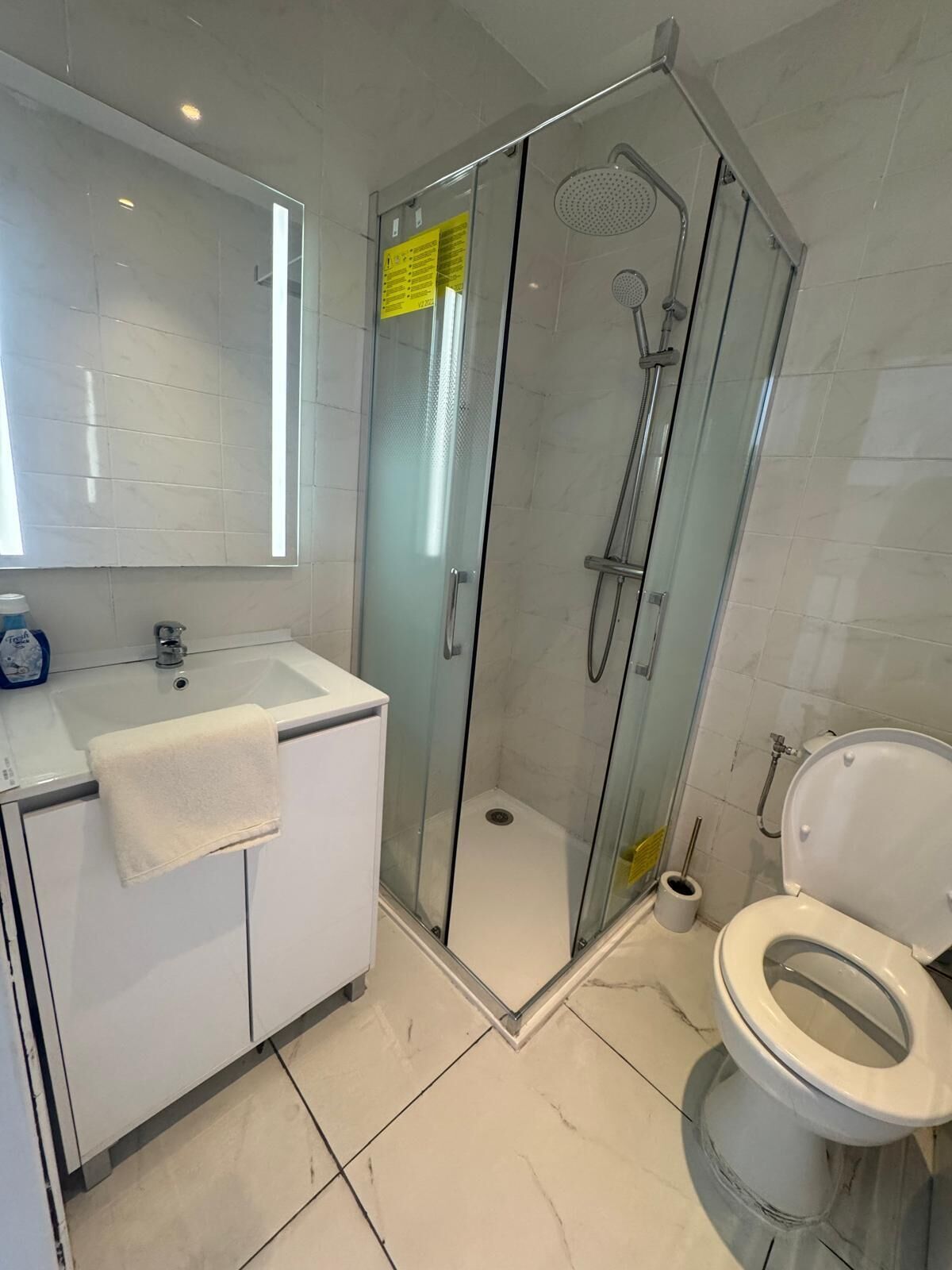 Comfort-dobbeltværelse | Badeværelse | Bruser, håndklæder