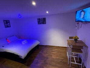 Comfort apartman | Íróasztal, laptophoz jól használható munkafelület és ingyenes wifi
