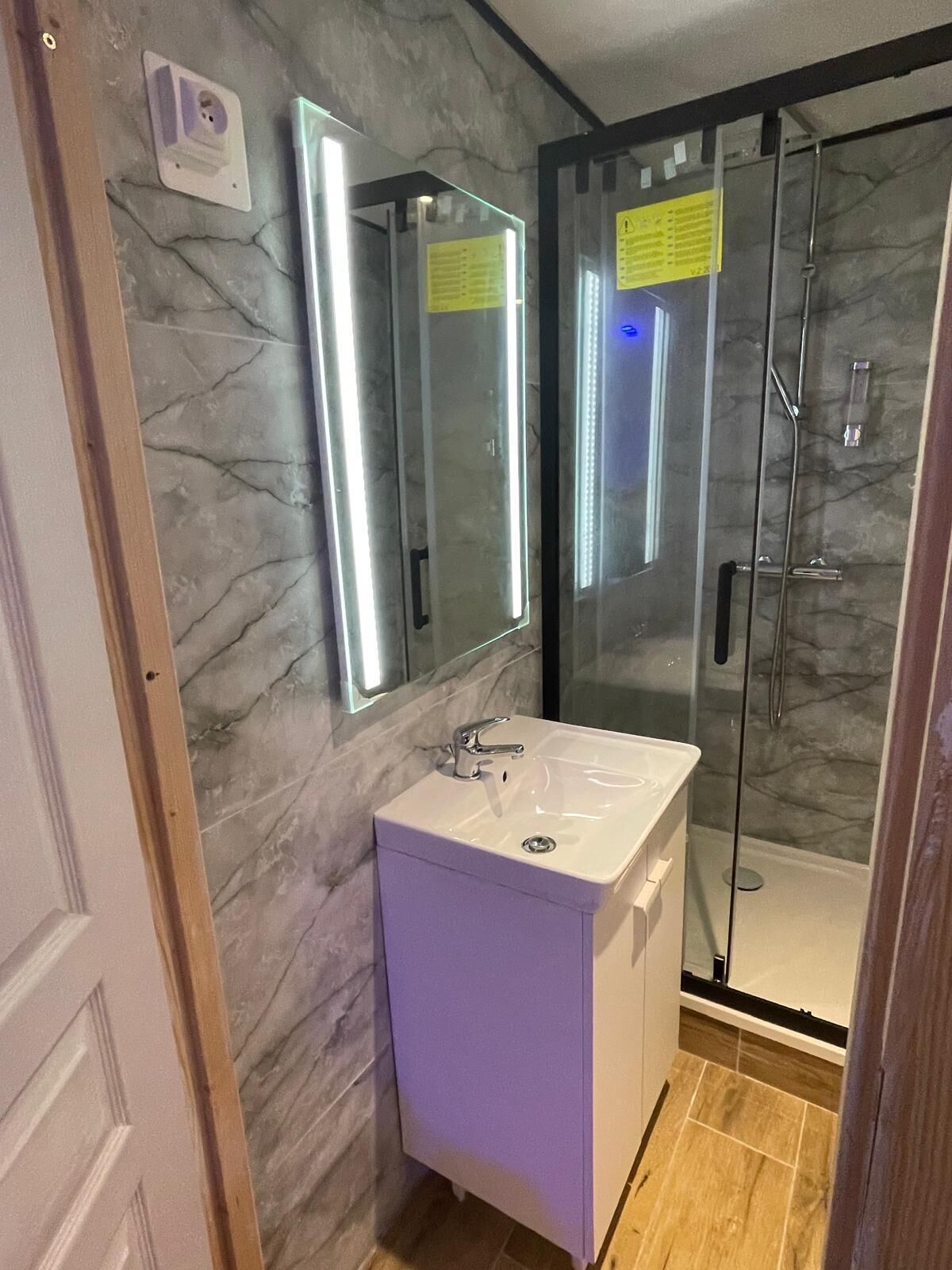 舒適公寓 | 浴室 | 淋浴設備、提供毛巾