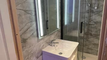 Comfort Apartment | Bathroom | Shower, towels