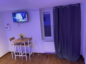 Departamento Confort | Área de sala de estar | Televisión de pantalla plana 