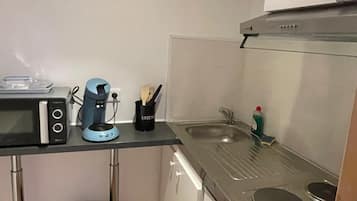 Comfort-huoneisto | Yksityinen keittiö | Jääkaappi, mikroaaltouuni, liesi