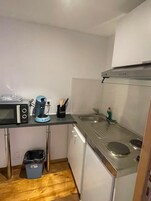 Refrigerador, microondas, placa de cocina