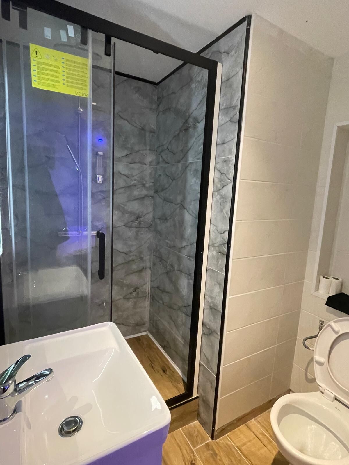 コンフォート アパートメント | バスルーム | シャワー、タオル