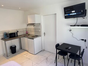 Comfort-dobbeltværelse | Privat køkken | Køleskab, mikrobølgeovn, kogeplade