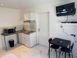Refrigerador, microondas, placa de cocina