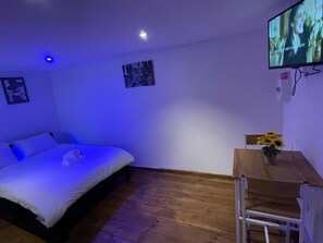 Comfort apartman | Íróasztal, laptophoz jól használható munkafelület és ingyenes wifi