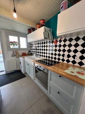 Kühlschrank, Mikrowelle, Ofen, Herdplatte