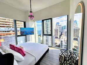 2 slaapkamers, een strijkplank/strijkijzer, reisbedje, gratis wifi