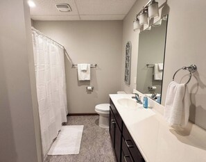 Douche, séchoir à cheveux, serviettes fournies, savon