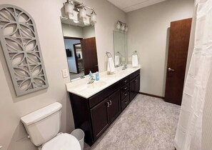 Ducha, secador de pelo, toallas, jabón