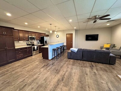 The Beatrice Beauty – Cozy 2BR Retreat Perfect for Families or Friends