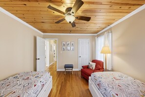 2 bedrooms, desk, iron/ironing board, WiFi - "Owl’s Hideaway | Cleveland Escape with 2 Fire Pit (Cleveland)