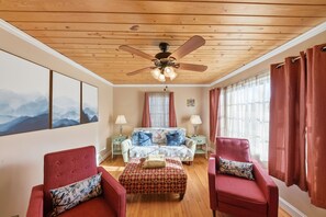TV - "Owl’s Hideaway | Cleveland Escape with 2 Fire Pit (Cleveland)