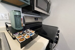 ثلاجة، ميكروويف، فرن، موقد طهي مسطح