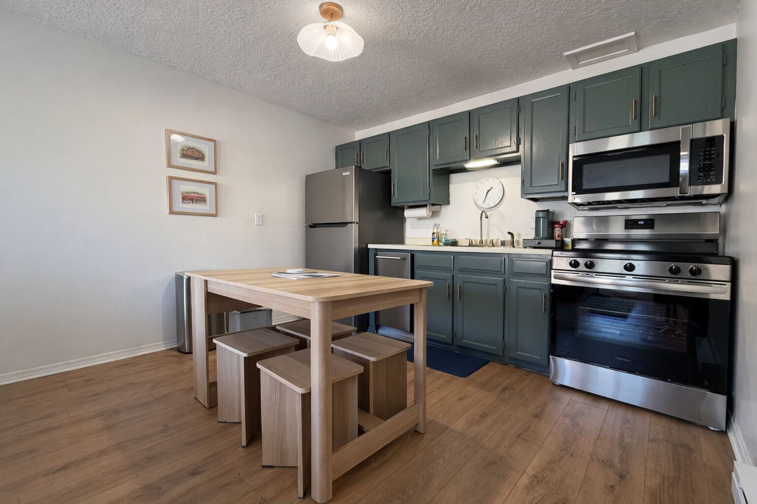 ثلاجة، ميكروويف، فرن، موقد طهي مسطح