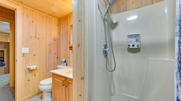 Douche, sĂšche-cheveux, serviettes fournies, savon