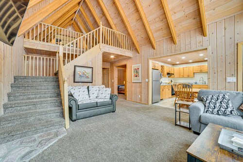 Harbor Springs Lodge, Less then a mile to Nubs/Highlands
Ski - Golf - Family Fun