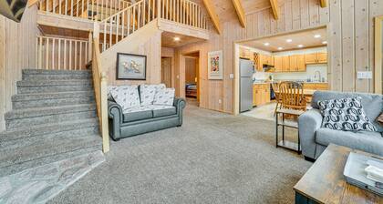 Harbor Springs Lodge, Less then a mile to Nubs/Highlands
Ski - Golf - Family Fun