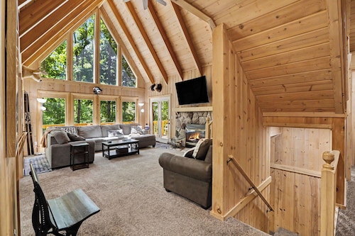 Harbor Springs Lodge, Less then a mile to Nubs/Highlands
Ski,Golf, Hot Tub,