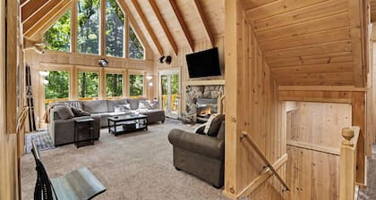 Harbor Springs Lodge, Less then a mile to Nubs/Highlands
Ski,Golf, Hot Tub,