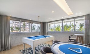 Game room - Apts in Building w/ Pool 120 m From the Beach - LTT (Picarras)