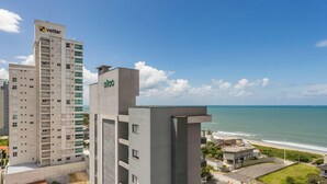 Un hôtel moderne avec vue sur l’océan.