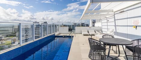 Piscine intérieure, piscine extérieure