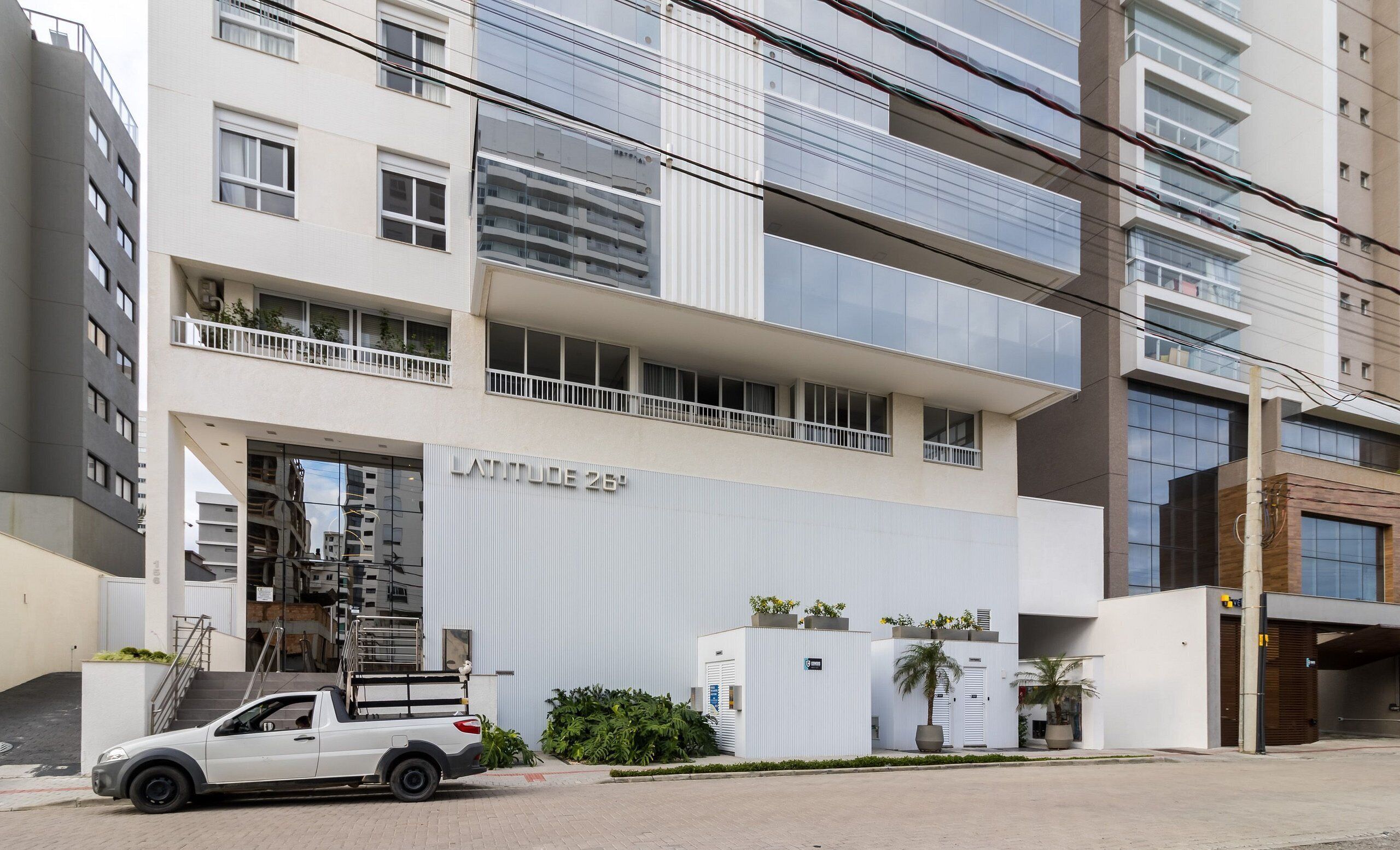 Un immeuble à plusieurs étages doté d’une entrée bien visible, portant l’inscription « LATTOLE 28 ».