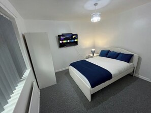 3 bedrooms, iron/ironing board, WiFi, bed sheets