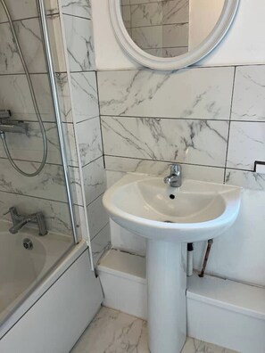 Secador de pelo, toallas, jabón y papel higiénico