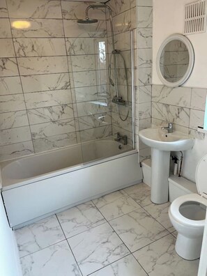 Hair dryer, towels, soap, toilet paper - 3 Bedroom house with new kitchen and Bathroom (manchester)