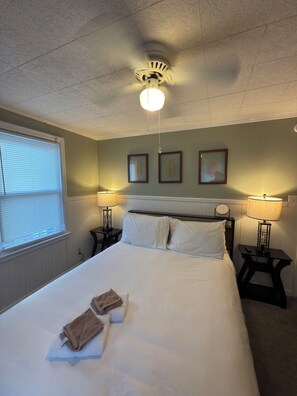 3 habitaciones, escritorio y tabla de planchar con plancha 