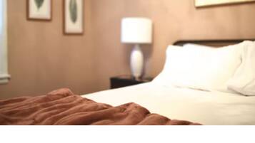 3 bedrooms, desk, iron/ironing board, travel crib