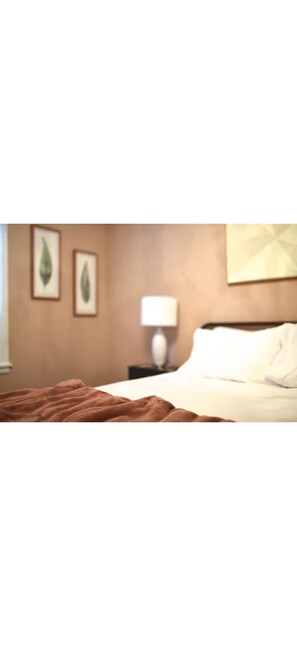 3 quartos, escrivaninha, ferros/tábuas de passar roupa, berço de viagem