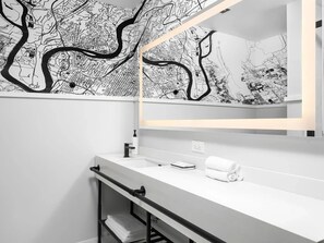 Articles de toilette de luxe, sèche-cheveux, serviettes fournies