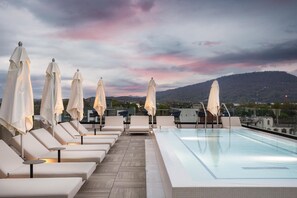 Seasonal outdoor pool - Caption By Hyatt Chattanooga Downtown (Chattanooga)