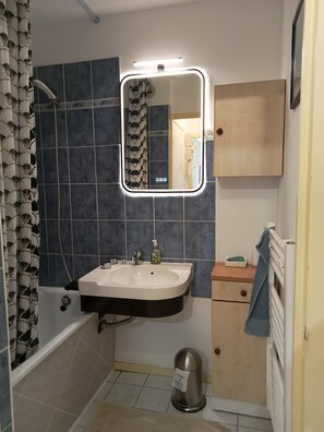 Haartrockner, Handtücher, Seife, Toilettenpapier