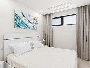 2 bedrooms, iron/ironing board, WiFi, bed sheets - D438 – Amazing 2-Bedroom Lagoon View with Balcony (Sint Maarten)