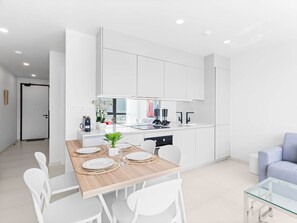 Fridge, oven, stovetop, dishwasher