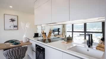 Kjøleskap, ovn, kokeplater og oppvaskmaskin