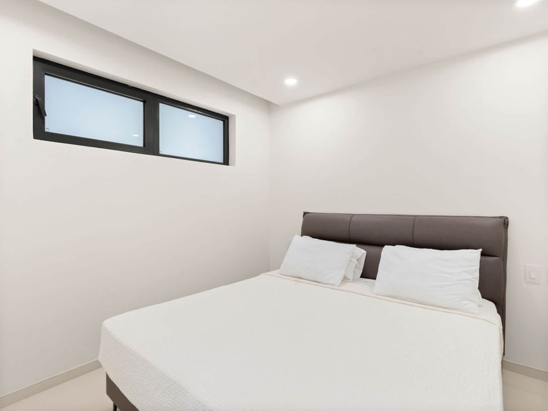 1 slaapkamer, een kluis op de kamer, een strijkplank/strijkijzer, wifi