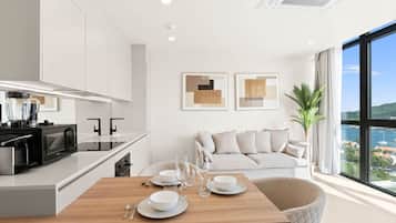 Een koelkast, een oven, een kookplaat, een vaatwasser