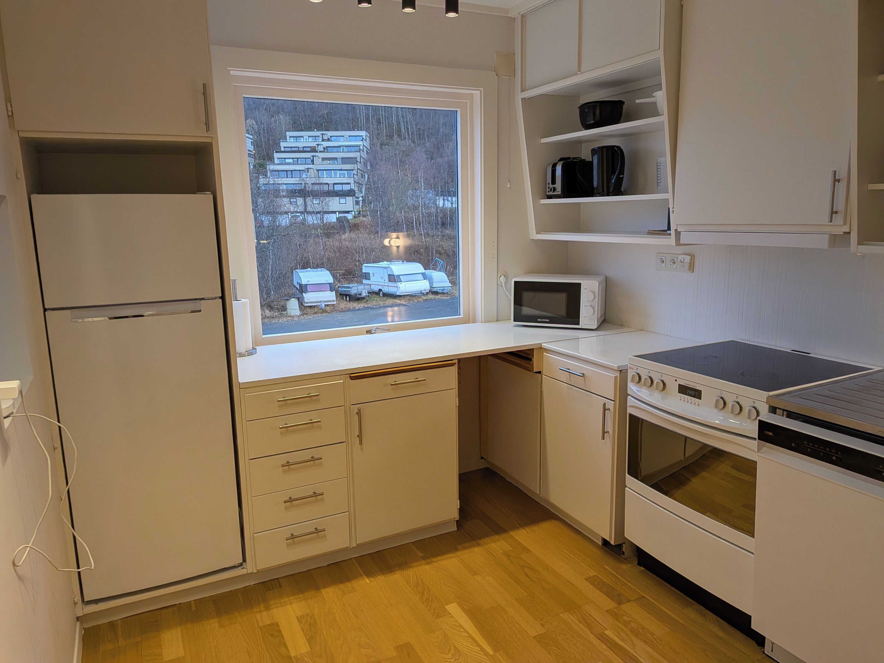 Mikrobølgeovn, ovn, kokeplater og oppvaskmaskin