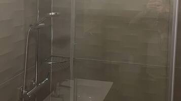 Haartrockner, HandtĂŒcher, Seife, Toilettenpapier